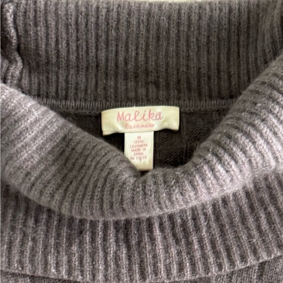 Malika 100% Cashmere Cowl- Neck sweater in medium - Picture 5 of 5